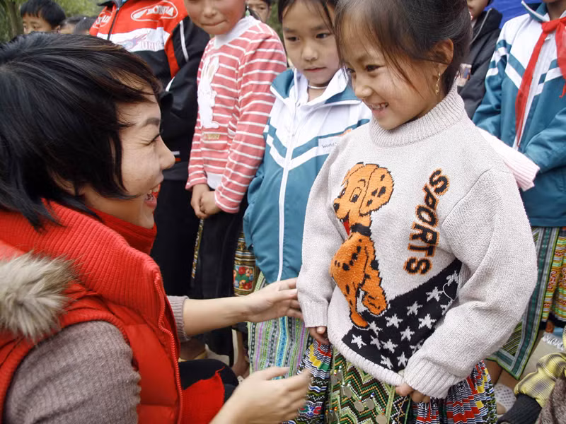 Thái Thùy Linh “Mặc ấm cho học sinh nghèo dân tộc miền núi”. Ảnh: P.Đức