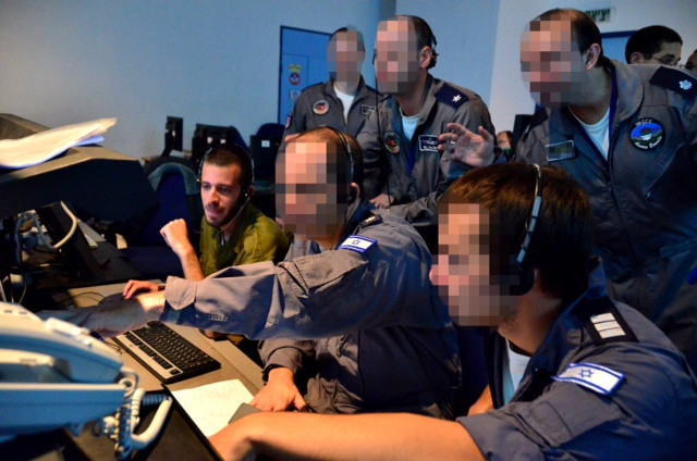 Đại diện quân sự các nước đang trực tiếp quan sát cuộc tập trận