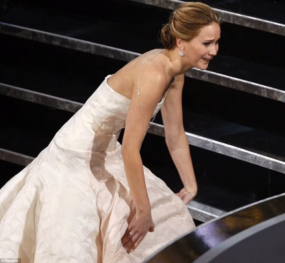Nữ diễn viên 9X Jennifer Lawrence quá xúc động khi nhận giải thưởng, cô đã bị vấp ngã khi lên sân khấu. Nữ diễn viên 9X Jennifer Lawrence quá xúc động khi nhận giải thưởng, cô đã bị vấp ngã khi lên sân khấu