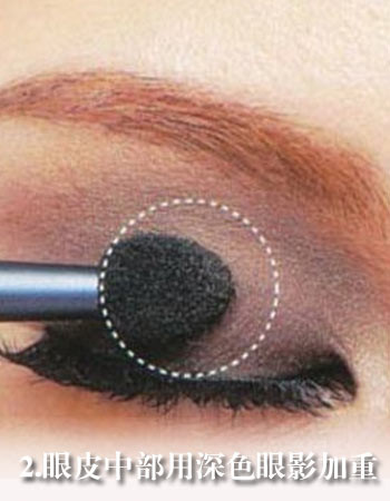 7 bước dễ dàng để biến thành Angelababy Dùng gam cafe sẫm để đánh lót nền toàn bộ bầu mắt. Dùng gam sẫm hơn để nhấn vào khu vực trung tâm bầu mắt. Phần mi phía dưới kẻ gam cafe sẫm. Lấy gam trắng tạo điểm nhấn ở hai bên khóe mắt. Dùng chì đen kẻ đều bao quanh trên và dưới mắt Dùng phấn hồng phớt thoa đều và trang điểm phần gò má cao hơi sẫm Sử dụng tông màu nude để tạo cho bờ môi vẻ tự nhiên và gợi cảm.