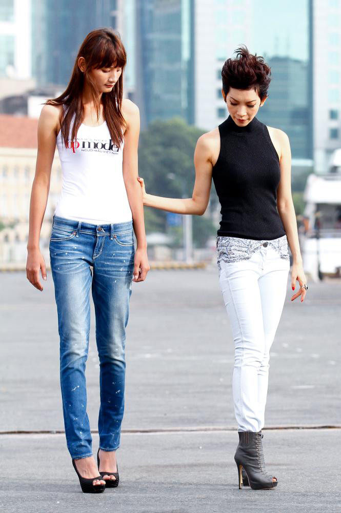 Lê Thị Thúy gặp khó khăn khi catwalk với giày cao gót