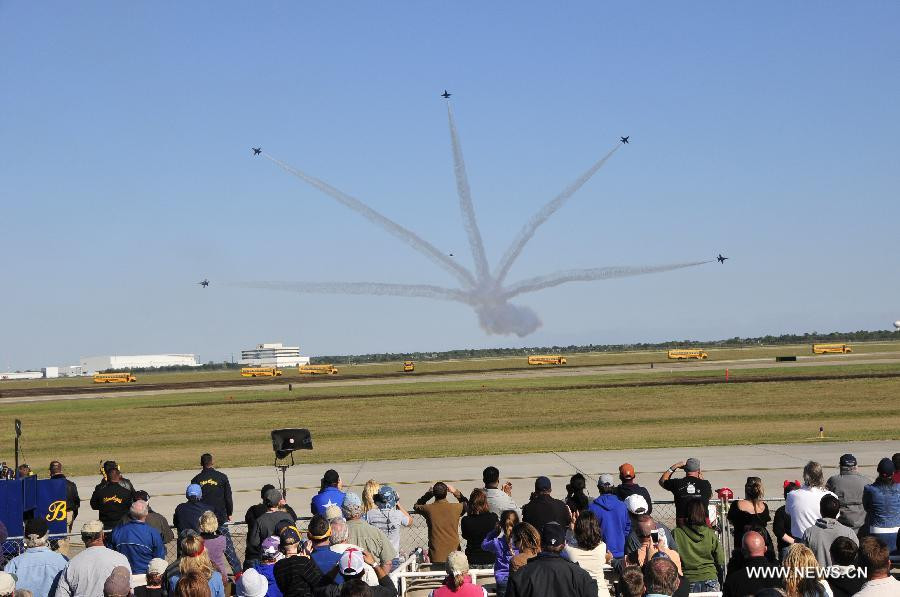 Hình ảnh đẹp tại buổi triển lãm khi các phi cơ kết hợp "phun" khói. Hình ảnh đẹp tại buổi triển lãm khi các phi cơ kết hợp