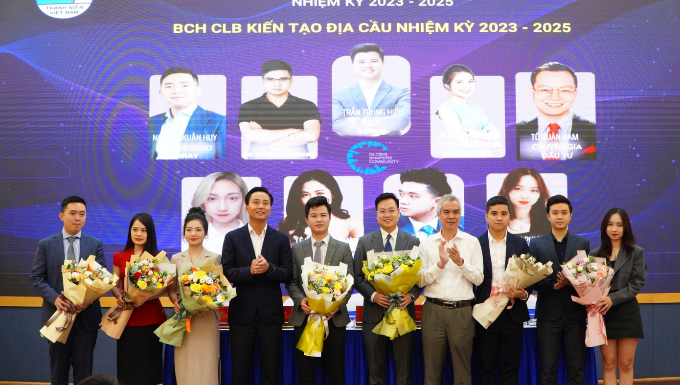 Các đại biểu chúc mừng BCH Câu lạc bộ Kiến tạo địa cầu TP Hà Nội (GSC) nhiệm kỳ 2023 - 2025