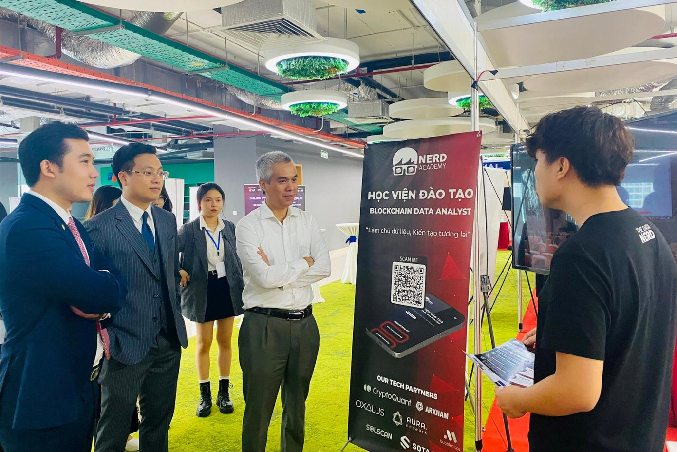 Đại biểu tham quan các gian trưng bày tại ngày hội