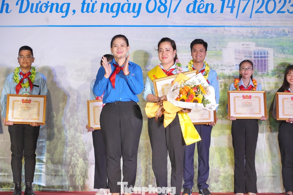 Trao danh hiệu Á khoa 2 tặng chị Nguyễn Thị Kim Hằng, giáo viên làm Tổng phụ trách Đội Trường TH&THCS Thạnh An, huyện Thạnh Hóa, tỉnh Long An. Trao danh hiệu Á khoa 2 tặng chị Nguyễn Thị Kim Hằng, giáo viên làm Tổng phụ trách Đội Trường TH&THCS Thạnh An, huyện Thạnh Hóa, tỉnh Long An.