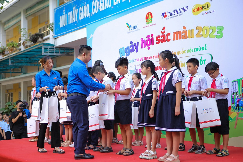 Trao các phần quà cho thiếu nhi Trao các phần quà cho thiếu nhi