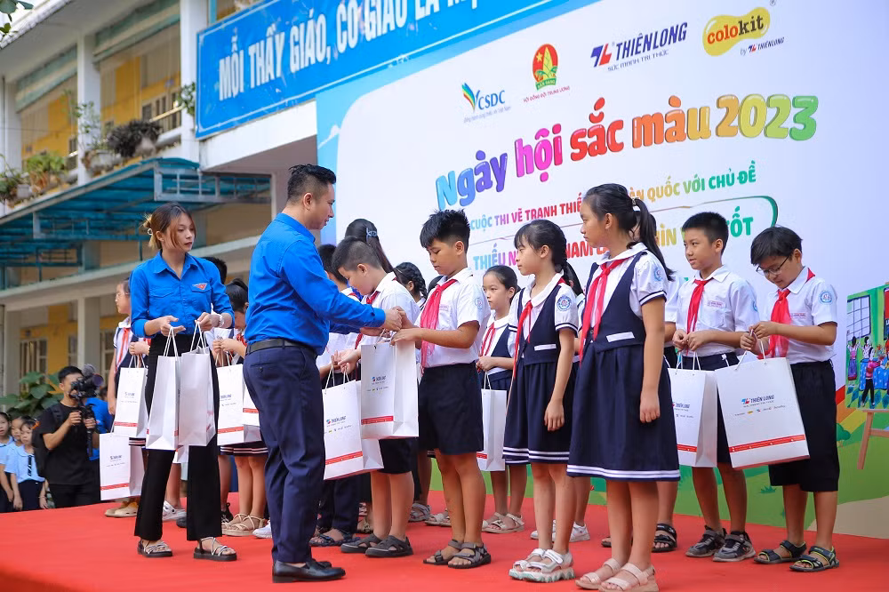 Trao các phần quà cho thiếu nhi