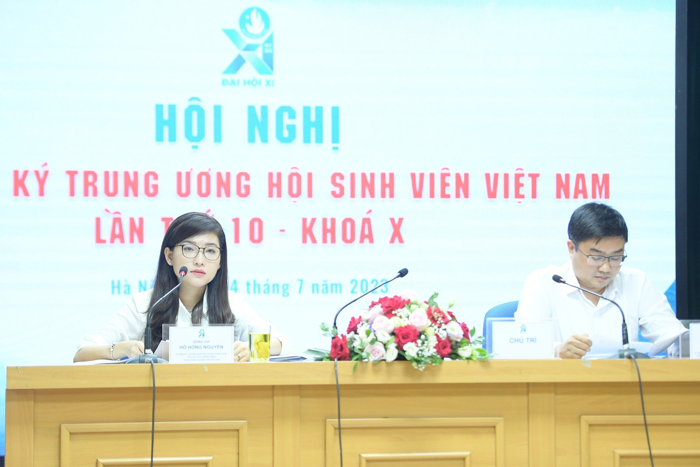 Chị Hồ Hồng Nguyên và anh Nguyễn Bá Cát chủ trì hội nghị. Ảnh: Dương Triều