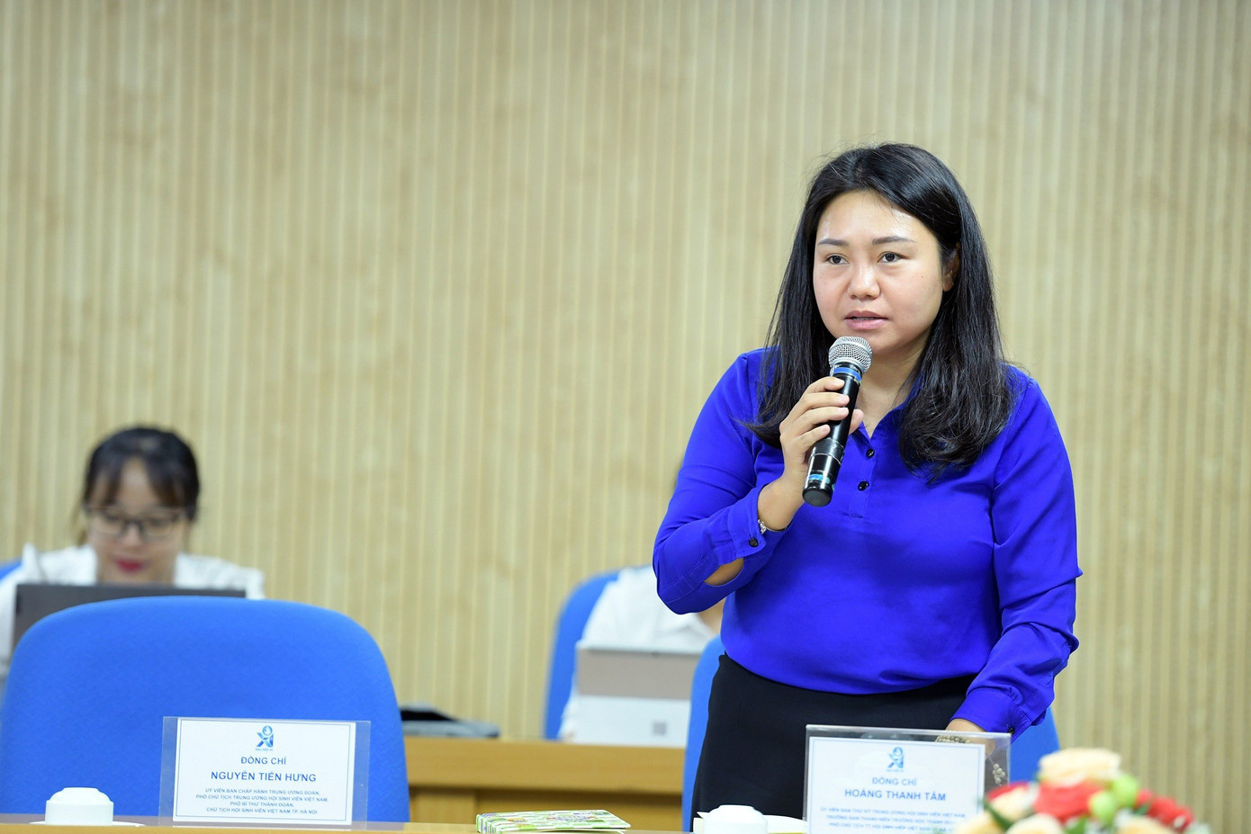 Chị Hoàng Thanh Tâm, Phó Chủ tịch thường trực Hội Sinh viên TP Hà Nội trao đổi tại hội nghị. Ảnh: Dương Triều