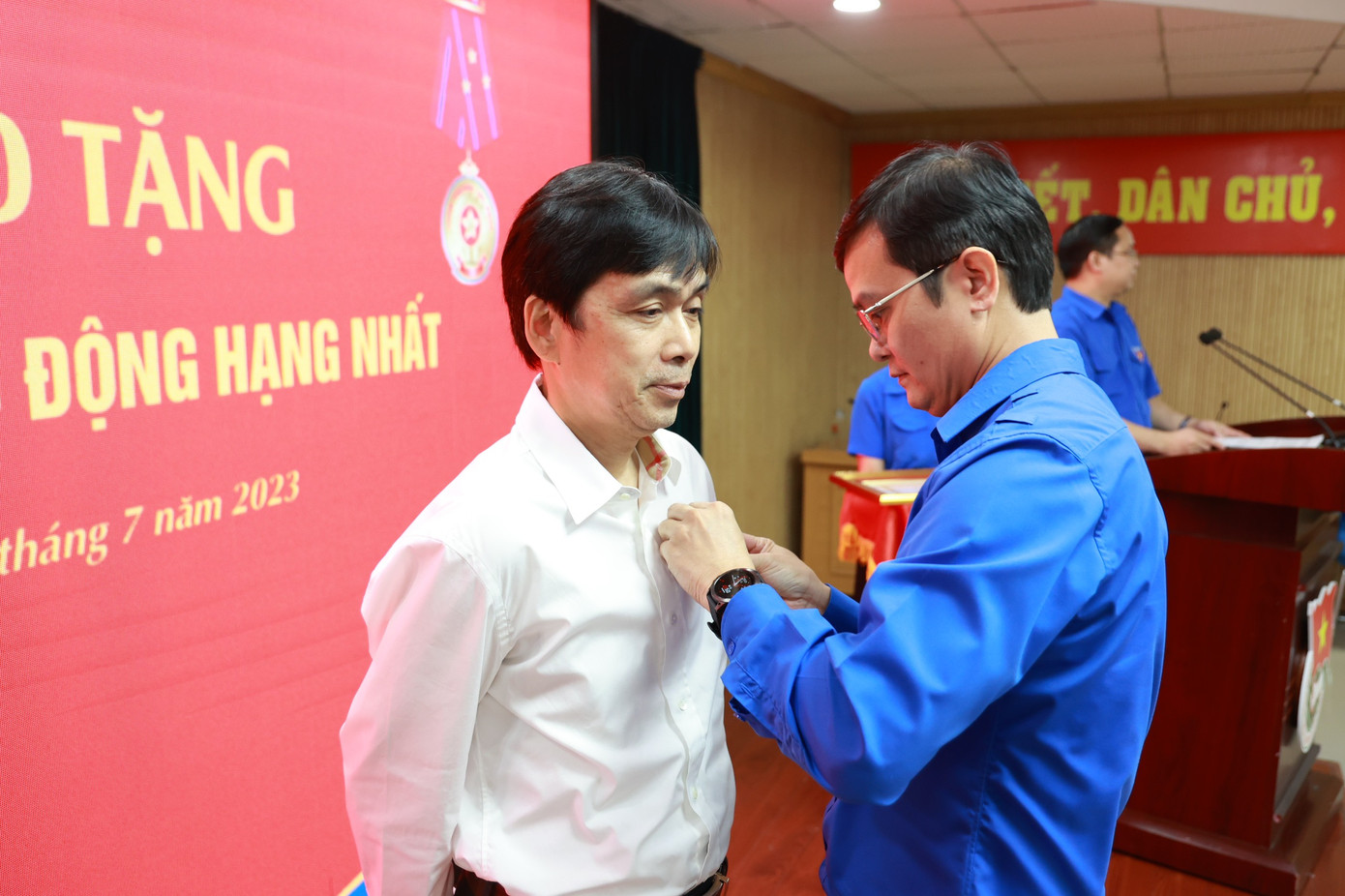 Thừa ủy quyền của Chủ tịch nước, Bí thư thứ nhất T.Ư Đoàn Bùi Quang Huy trao Huân chương Lao động hạng Nhất tặng nhà báo Nguyễn Huy Lộc - nguyên Ủy viên Ban Biên tập báo Tiền Phong, nguyên Tổng Biên tập báo Sinh viên Việt Nam - Hoa học trò. (Ảnh: Như Ý)