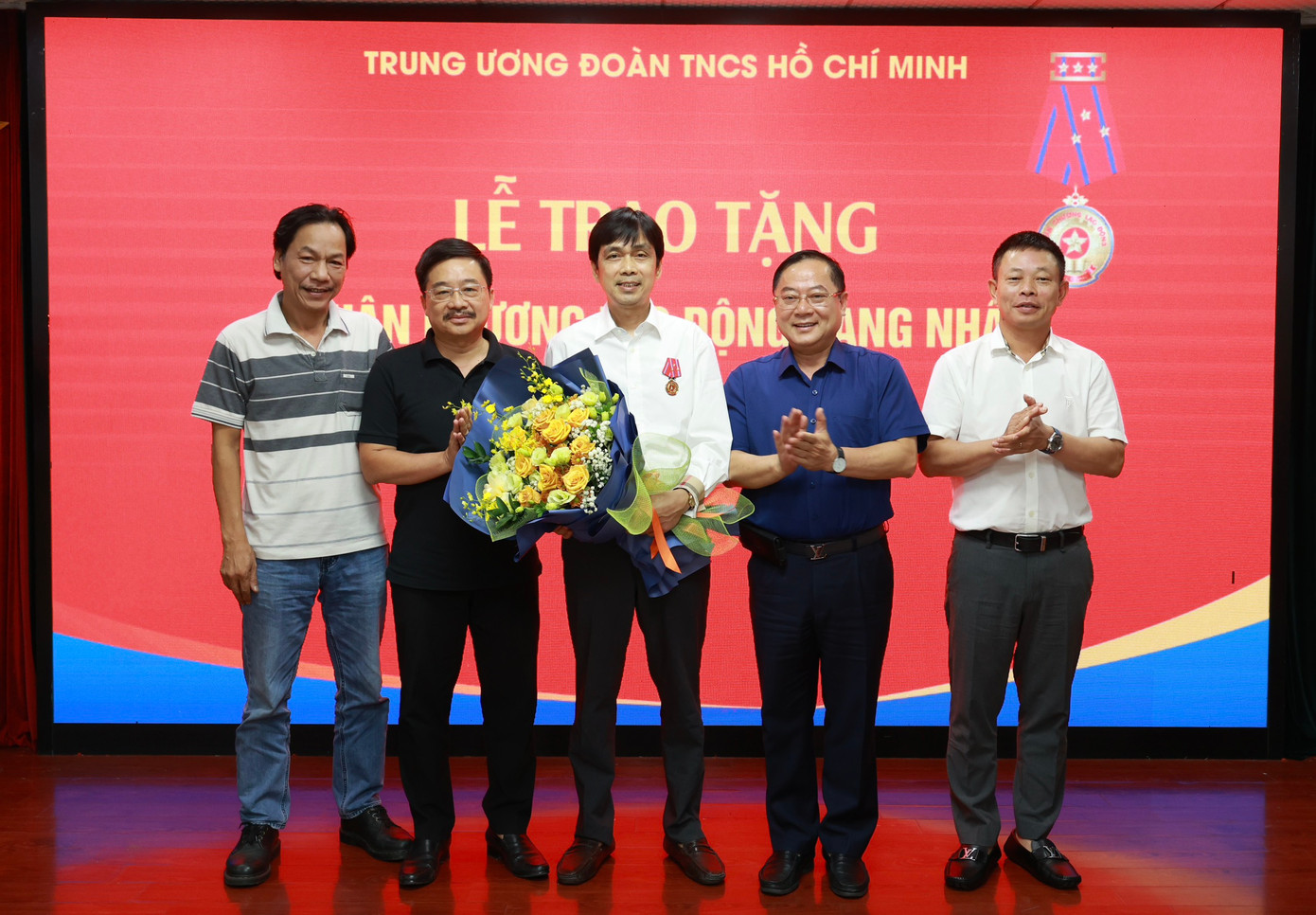 Ban Biên tập báo Tiền Phong tặng hoa chúc mừng nhà báo Nguyễn Huy Lộc. (Ảnh: Như Ý)