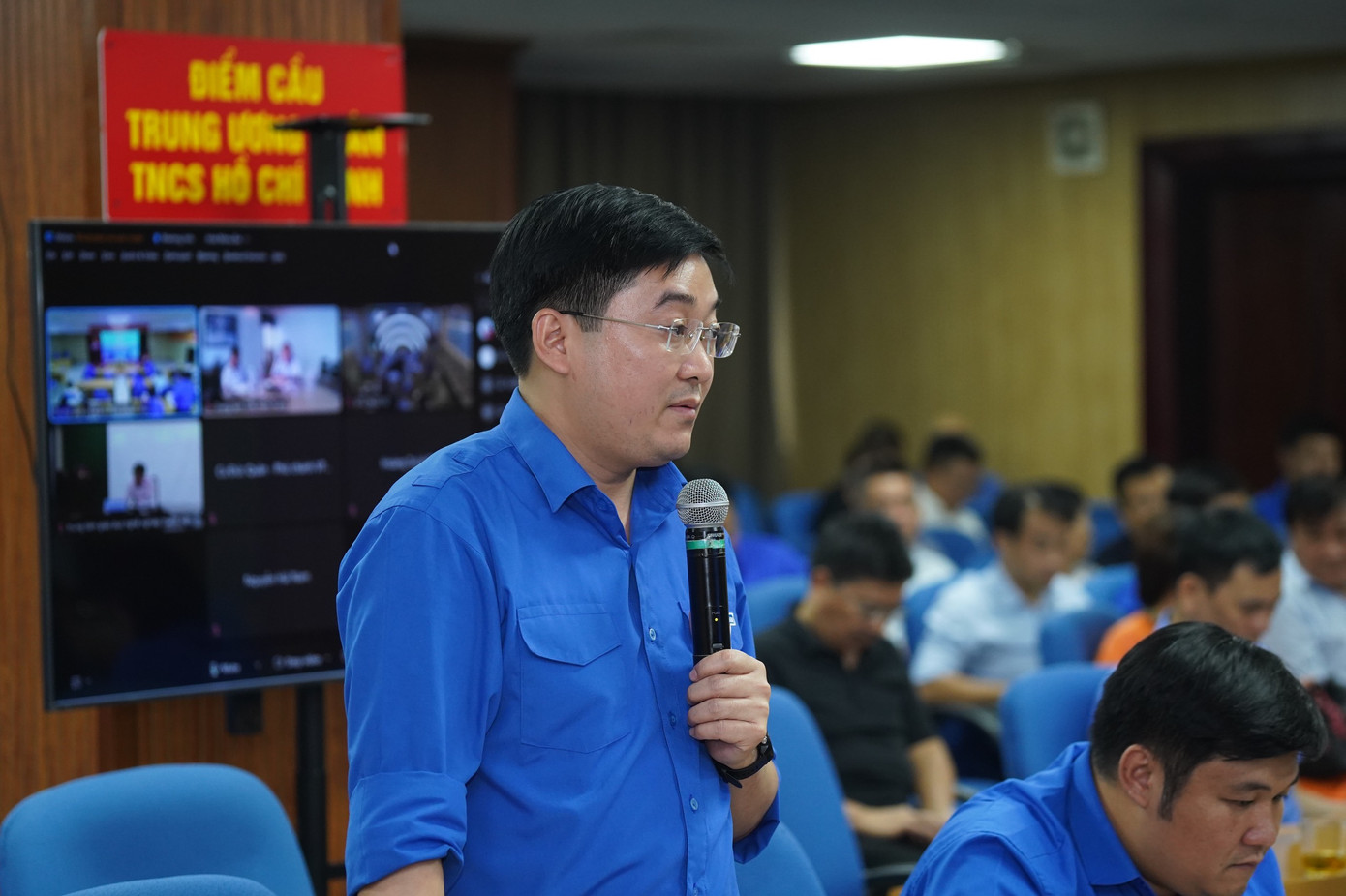 Các đại biểu trao đổi tại hội nghị Các đại biểu trao đổi tại hội nghị