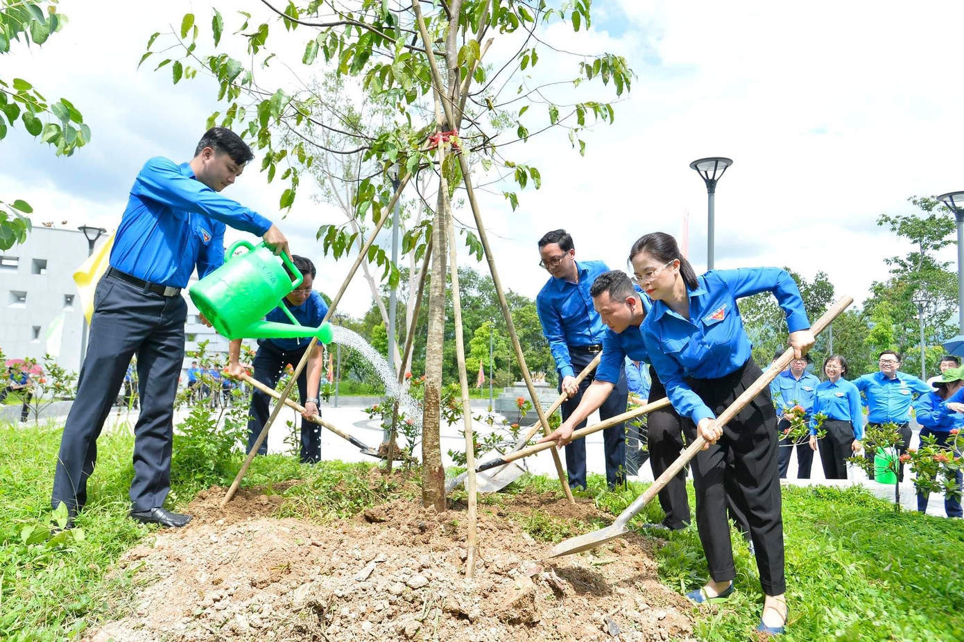 Trồng cây lưu niệm tại Đền thờ liệt sĩ tại Chiến trường Điện Biên Phủ