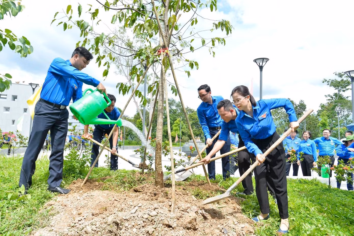 Trồng cây lưu niệm tại Đền thờ liệt sĩ tại Chiến trường Điện Biên Phủ