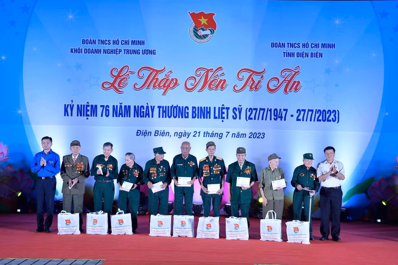 Anh Nguyễn Minh Triết, Bí thư T.Ư Đoàn, Chủ tịch T.Ư Hội SVVN (ngoài cùng, bên trái) tặng quà các chiến sĩ Điện Biên