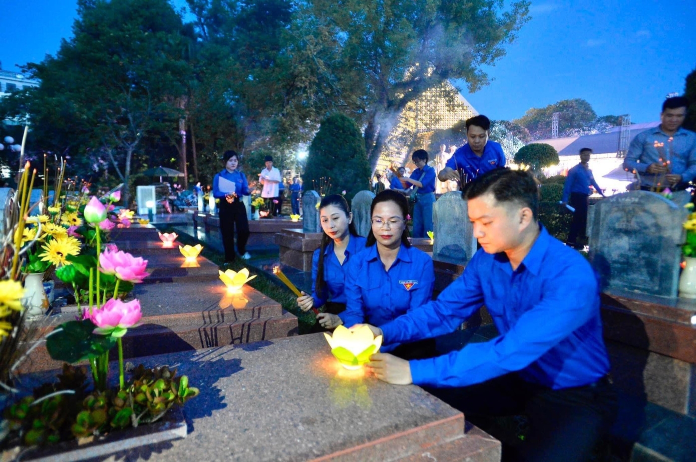 Anh Nguyễn Minh Triết, Bí thư T.Ư Đoàn, Chủ tịch T.Ư Hội SVVN thắp nến tri ân các anh hùng, liệt sĩ tại Nghĩa trang Quốc gia A1