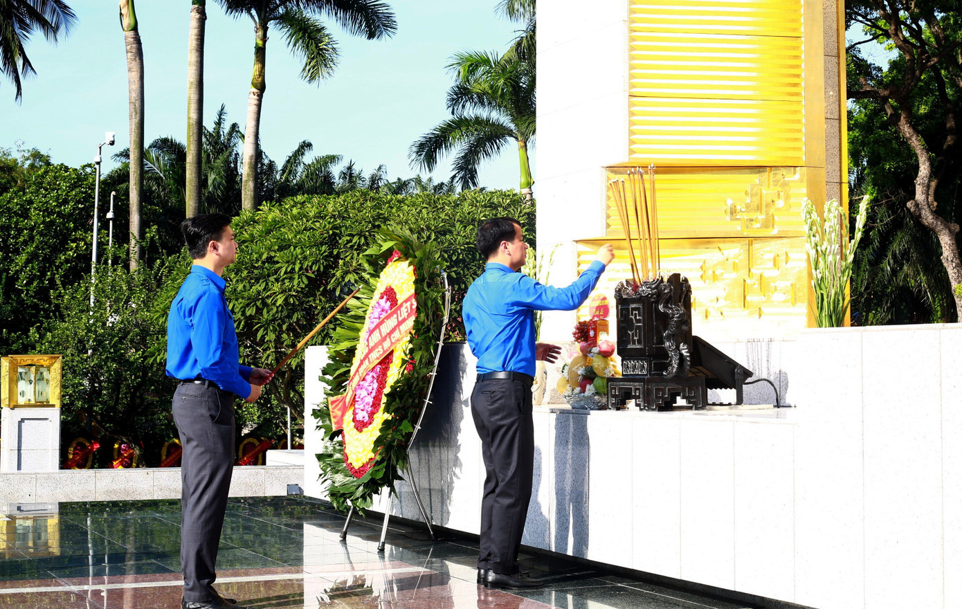 Dâng những nén tâm hương, với lòng biết ơn vô hạn, thế hệ trẻ Việt Nam hôm nay nguyện hứa sẽ cố gắng không ngừng nỗ lực, phấn đấu, tiếp bước các thế hệ cha anh xung kích, tình nguyện xây dựng và bảo vệ Tổ quốc, đưa đất nước ta ngày càng phát triển, đàng hoàng hơn, to đẹp hơn như lời Chủ tịch Hồ Chí Minh kính yêu hằng mong ước. Dâng những nén tâm hương, với lòng biết ơn vô hạn, thế hệ trẻ Việt Nam hôm nay nguyện hứa sẽ cố gắng không ngừng nỗ lực, phấn đấu, tiếp bước các thế hệ cha anh xung kích, tình nguyện xây dựng và bảo vệ Tổ quốc, đưa đất nước ta ngày càng phát triển, đàng hoàng hơn, to đẹp hơn như lời Chủ tịch Hồ Chí Minh kính yêu hằng mong ước.