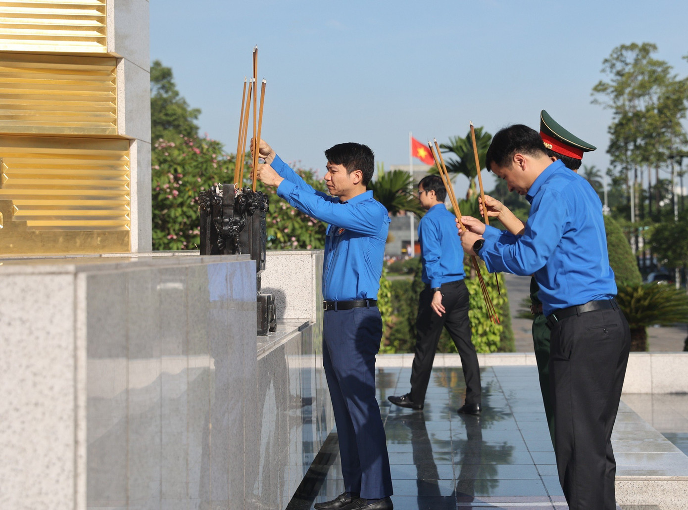 Dâng những nén tâm hương, với lòng biết ơn vô hạn, thế hệ trẻ Việt Nam hôm nay nguyện hứa sẽ cố gắng không ngừng nỗ lực, phấn đấu, tiếp bước các thế hệ cha anh xung kích, tình nguyện xây dựng và bảo vệ Tổ quốc, đưa đất nước ta ngày càng phát triển, đàng hoàng hơn, to đẹp hơn như lời Chủ tịch Hồ Chí Minh kính yêu hằng mong ước. Dâng những nén tâm hương, với lòng biết ơn vô hạn, thế hệ trẻ Việt Nam hôm nay nguyện hứa sẽ cố gắng không ngừng nỗ lực, phấn đấu, tiếp bước các thế hệ cha anh xung kích, tình nguyện xây dựng và bảo vệ Tổ quốc, đưa đất nước ta ngày càng phát triển, đàng hoàng hơn, to đẹp hơn như lời Chủ tịch Hồ Chí Minh kính yêu hằng mong ước.