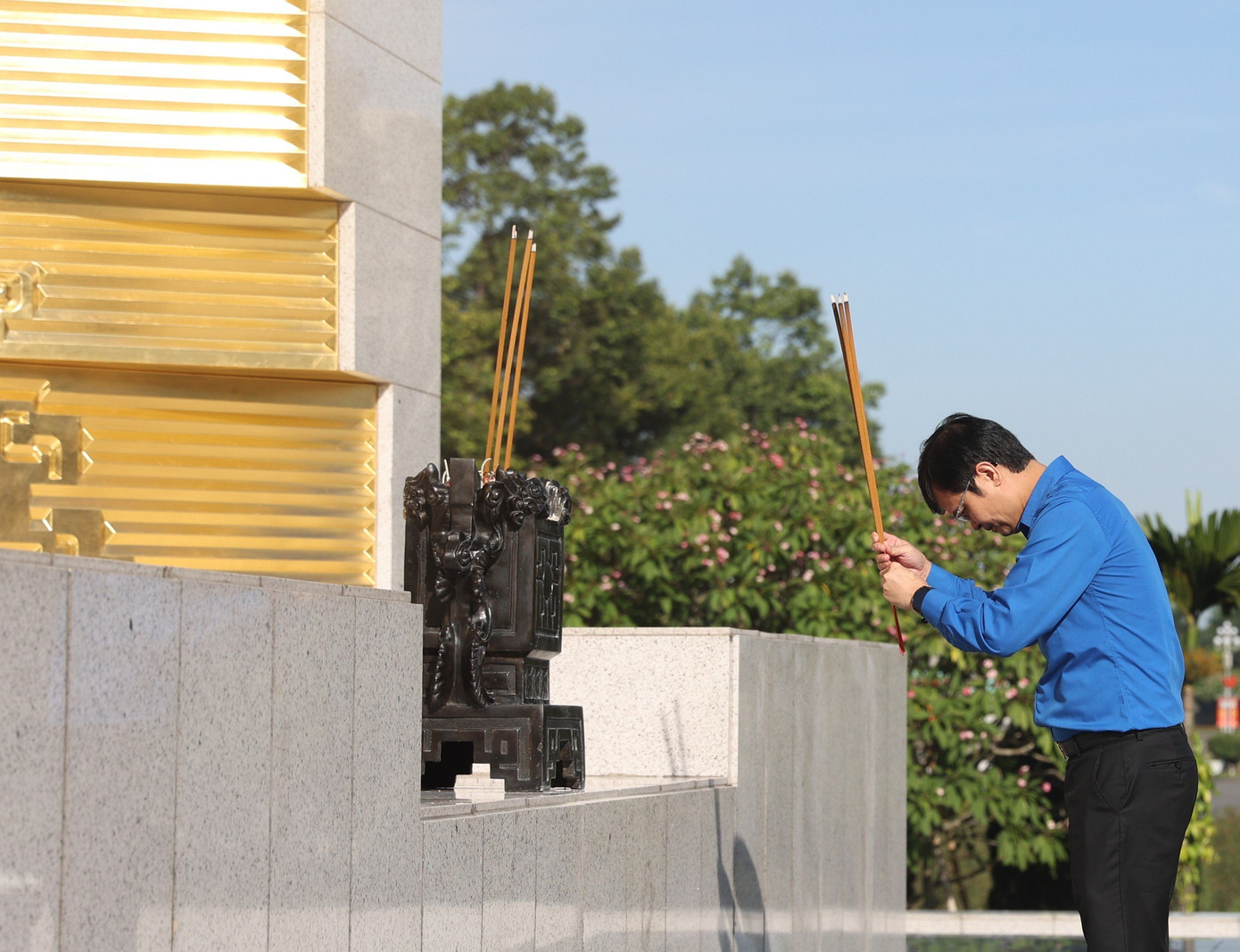 Bí thư thứ nhất T.Ư Đoàn Bùi Quang Huy dâng hương tưởng niệm các Anh hùng liệt sĩ Bí thư thứ nhất T.Ư Đoàn Bùi Quang Huy dâng hương tưởng niệm các Anh hùng liệt sĩ