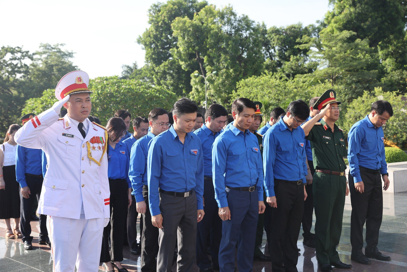 Các đại biểu dành phút mặc niệm tưởng nhớ các anh hùng liệt sĩ Các đại biểu dành phút mặc niệm tưởng nhớ các anh hùng liệt sĩ