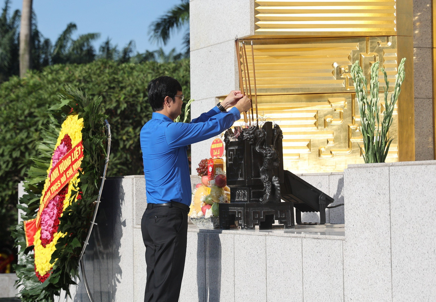 Dâng những nén tâm hương, với lòng biết ơn vô hạn, thế hệ trẻ Việt Nam hôm nay nguyện hứa sẽ cố gắng không ngừng nỗ lực, phấn đấu, tiếp bước các thế hệ cha anh xung kích, tình nguyện xây dựng và bảo vệ Tổ quốc, đưa đất nước ta ngày càng phát triển, đàng hoàng hơn, to đẹp hơn như lời Chủ tịch Hồ Chí Minh kính yêu hằng mong ước. Dâng những nén tâm hương, với lòng biết ơn vô hạn, thế hệ trẻ Việt Nam hôm nay nguyện hứa sẽ cố gắng không ngừng nỗ lực, phấn đấu, tiếp bước các thế hệ cha anh xung kích, tình nguyện xây dựng và bảo vệ Tổ quốc, đưa đất nước ta ngày càng phát triển, đàng hoàng hơn, to đẹp hơn như lời Chủ tịch Hồ Chí Minh kính yêu hằng mong ước.