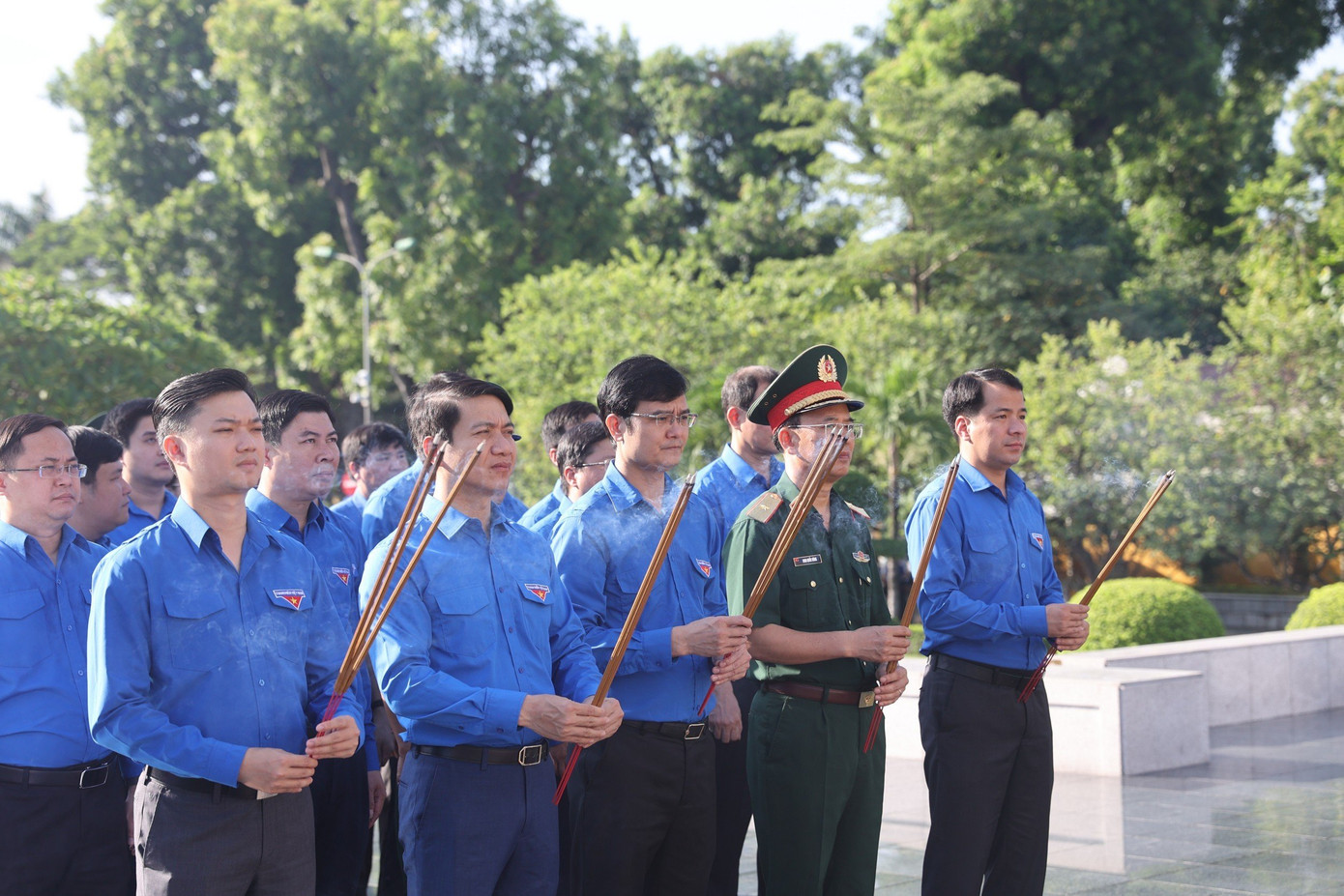 Dâng những nén tâm hương, với lòng biết ơn vô hạn, thế hệ trẻ Việt Nam hôm nay nguyện hứa sẽ cố gắng không ngừng nỗ lực, phấn đấu, tiếp bước các thế hệ cha anh xung kích, tình nguyện xây dựng và bảo vệ Tổ quốc, đưa đất nước ta ngày càng phát triển, đàng hoàng hơn, to đẹp hơn như lời Chủ tịch Hồ Chí Minh kính yêu hằng mong ước. Dâng những nén tâm hương, với lòng biết ơn vô hạn, thế hệ trẻ Việt Nam hôm nay nguyện hứa sẽ cố gắng không ngừng nỗ lực, phấn đấu, tiếp bước các thế hệ cha anh xung kích, tình nguyện xây dựng và bảo vệ Tổ quốc, đưa đất nước ta ngày càng phát triển, đàng hoàng hơn, to đẹp hơn như lời Chủ tịch Hồ Chí Minh kính yêu hằng mong ước.