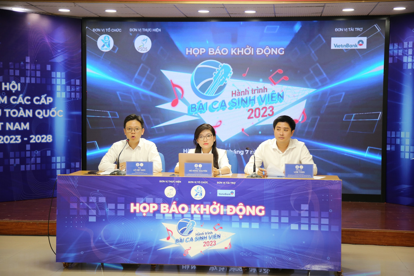 Ban tổ chức chương trình giải đáp các câu hỏi của phóng viên báo chí và sinh viên tham dự chương trình Ban tổ chức chương trình giải đáp các câu hỏi của phóng viên báo chí và sinh viên tham dự chương trình