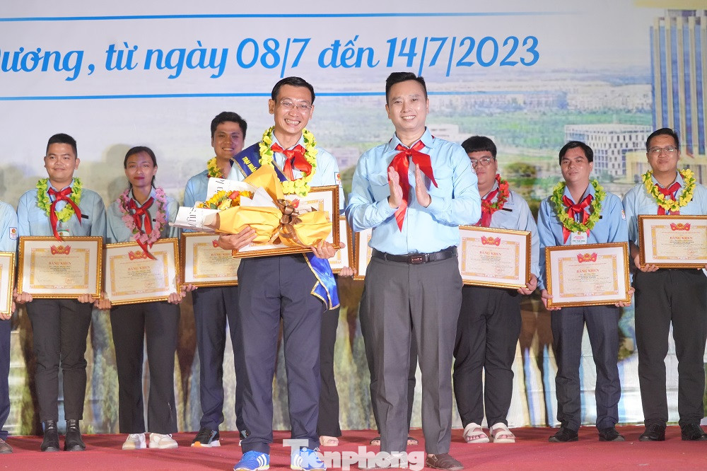 Trao danh hiệu Á khoa 1 tặng anh Trần Quận Hòa, Trưởng Khoa Chính trị Phương pháp Công tác Đội, Nhà Thiếu nhi TPHCM Trao danh hiệu Á khoa 1 tặng anh Trần Quận Hòa, Trưởng Khoa Chính trị Phương pháp Công tác Đội, Nhà Thiếu nhi TPHCM