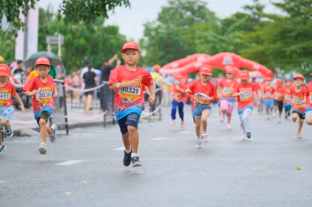 Hàng nghìn thiếu nhi Bình Thuận tham gia chạy