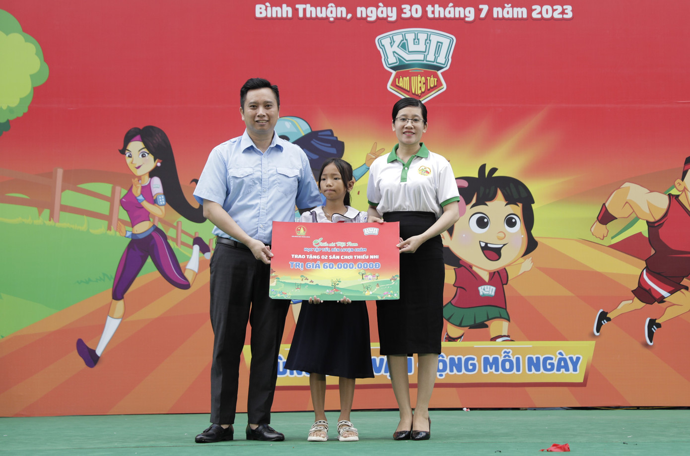 Anh Lê Anh Quân, Phó Chủ tịch Hội đồng Đội T.Ư, Chủ tịch Hội đồng Huấn luyện T.Ư trao tặng 2 công trình sân chơi tái chế cho thiếu nhi tại tỉnh Bình Thuận với tổng giá trị 60 triệu đồng