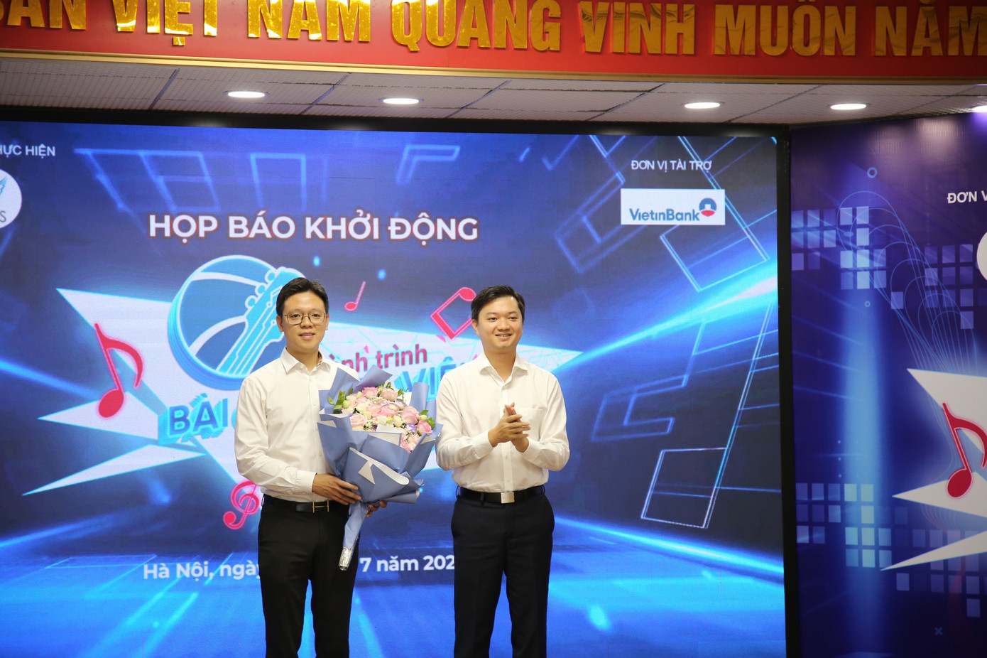 Anh Nguyễn Minh Triết, Bí thư T.Ư Đoàn, Chủ tịch T.Ư Hội SVVN tặng hoa cho đại diện Vietinbank - đơn vị đồng hành cùng chương trình Hành trình bài ca sinh viên. Anh Nguyễn Minh Triết, Bí thư T.Ư Đoàn, Chủ tịch T.Ư Hội SVVN tặng hoa cho đại diện Vietinbank - đơn vị đồng hành cùng chương trình Hành trình bài ca sinh viên.