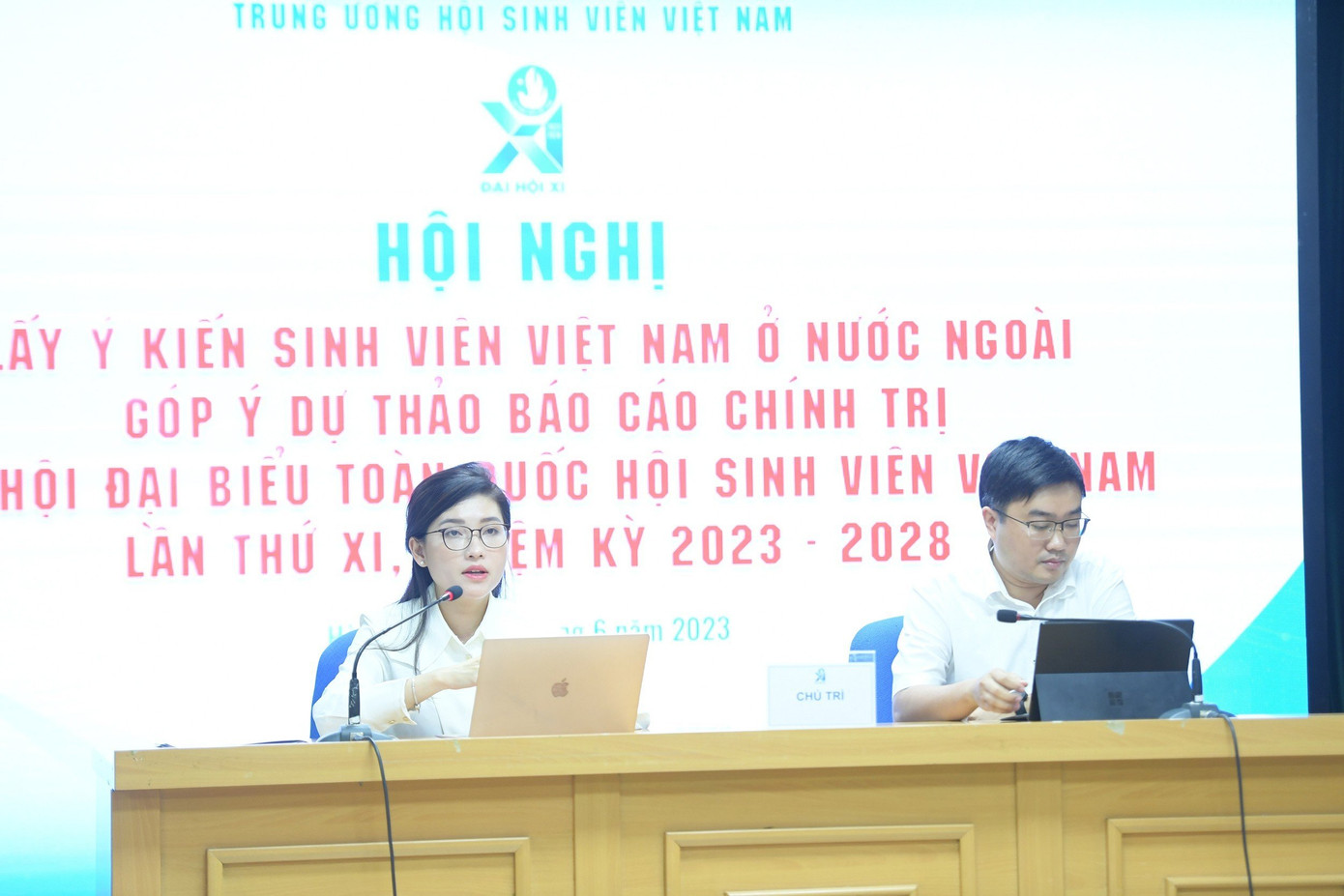 Chị Hồ Hồng Nguyên, Trưởng ban Thanh niên Trường học T.Ư Đoàn, Phó Chủ tịch thường trực T.Ư Hội SVVN và anh Nguyễn Bá Cát, Phó trưởng ban Thanh niên Trường học T.Ư Đoàn, Phó Chủ tịch T.Ư Hội SVVN chủ trì hội nghị. Ảnh: Dương Triều Chị Hồ Hồng Nguyên, Trưởng ban Thanh niên Trường học T.Ư Đoàn, Phó Chủ tịch thường trực T.Ư Hội SVVN và anh Nguyễn Bá Cát, Phó trưởng ban Thanh niên Trường học T.Ư Đoàn, Phó Chủ tịch T.Ư Hội SVVN chủ trì hội nghị. Ảnh: Dương Triều