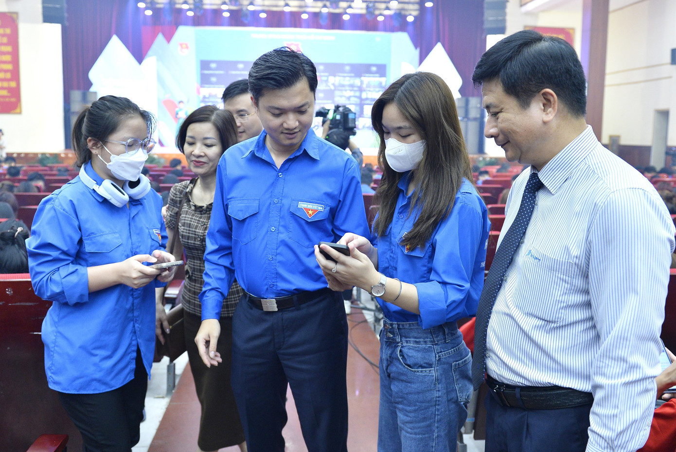 Các đại biểu động viên các thí sinh thi trực tuyến tìm hiểu Nghị quyết Đại hội Đoàn toàn quốc lần thứ XII. Ảnh: Minh Đức Các đại biểu động viên các thí sinh thi trực tuyến tìm hiểu Nghị quyết Đại hội Đoàn toàn quốc lần thứ XII. Ảnh: Minh Đức