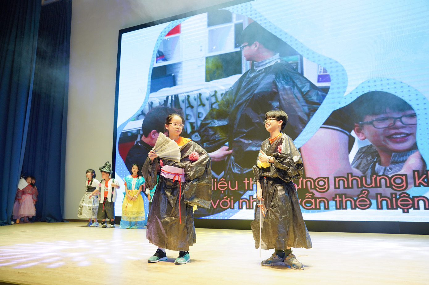 Học sinh biểu diễn thời trang tái chế mang thông điệp bảo vệ môi trường Học sinh biểu diễn thời trang tái chế mang thông điệp bảo vệ môi trường