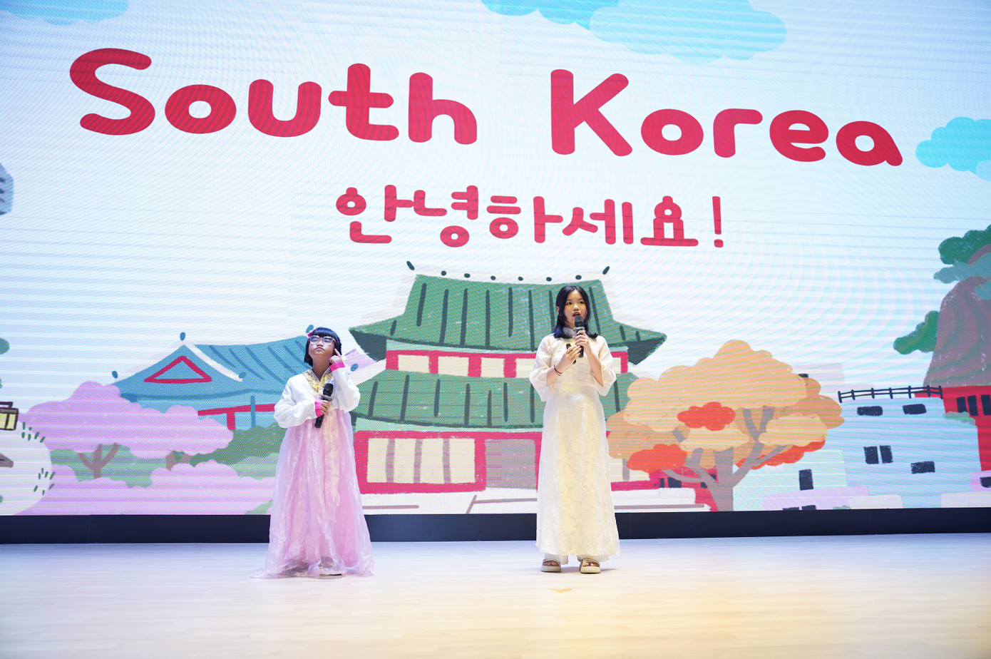 Các em biểu diễn thể hiện sự hiểu biết về nền văn hóa đất nước Hàn Quốc Các em biểu diễn thể hiện sự hiểu biết về nền văn hóa đất nước Hàn Quốc