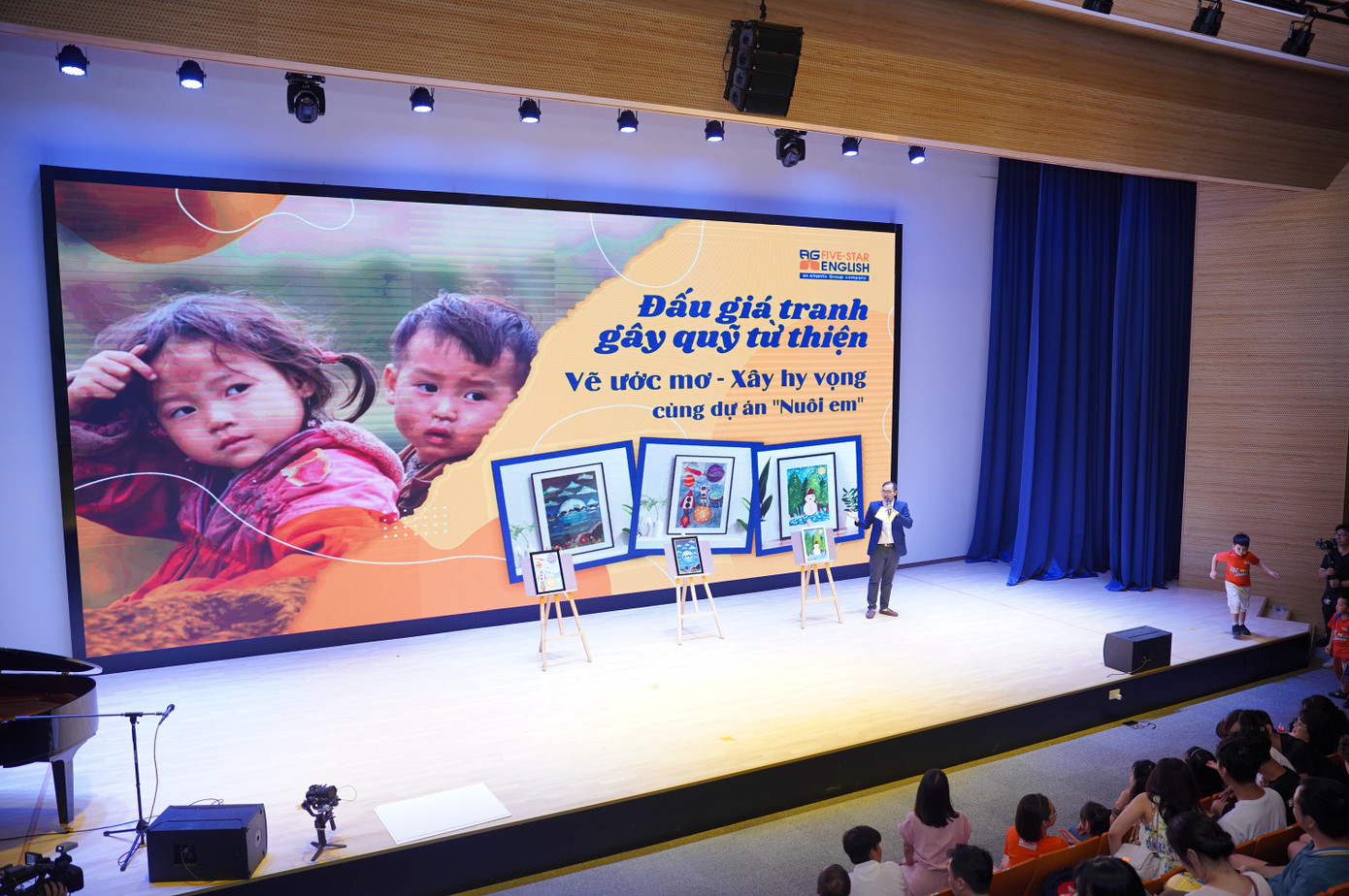 Những bức tranh của học sinh được đấu giá tại chương trình nhằm gây quỹ cho dự án "Nuôi Em” - nơi chắp cánh ước mơ cho trẻ em vùng cao đến trường Những bức tranh của học sinh được đấu giá tại chương trình nhằm gây quỹ cho dự án "Nuôi Em” - nơi chắp cánh ước mơ cho trẻ em vùng cao đến trường