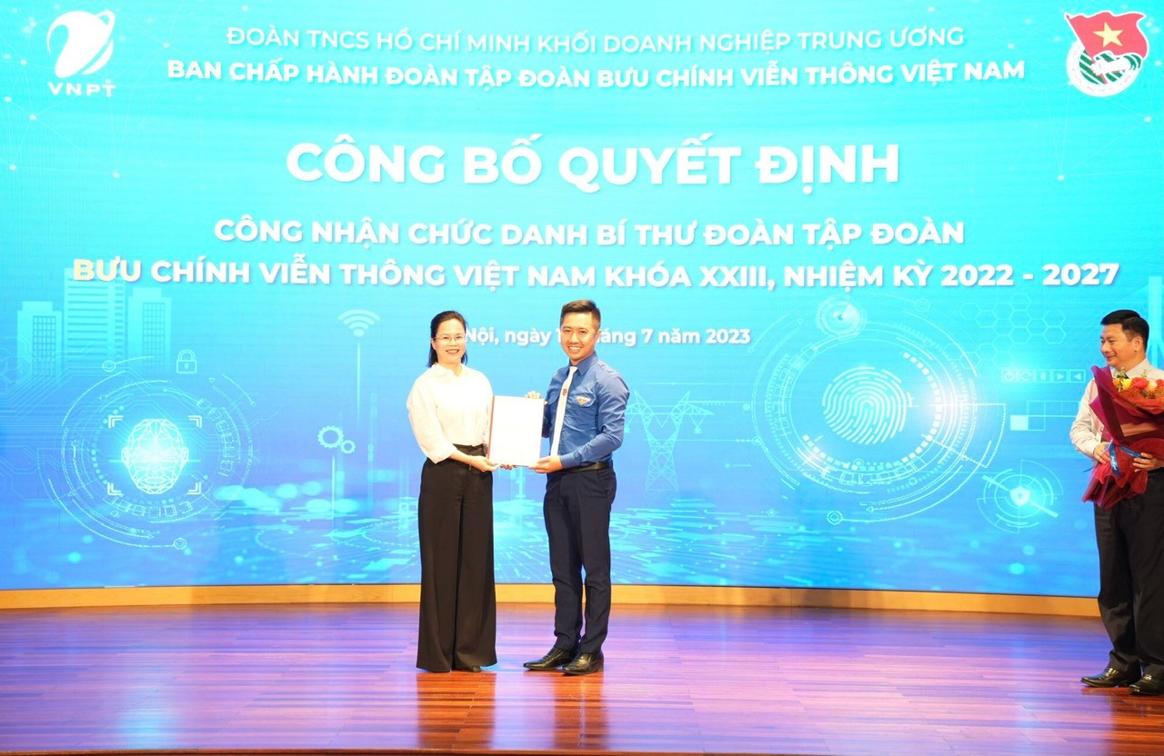 Chị Hoàng Thị Minh Thu, Bí thư Đoàn Khối Doanh nghiệp T.Ư đã trao quyết định công nhận chức danh Bí thư Đoàn Thanh niên VNPT nhiệm kỳ 2022 - 2027 cho anh Nguyễn Quang Long.