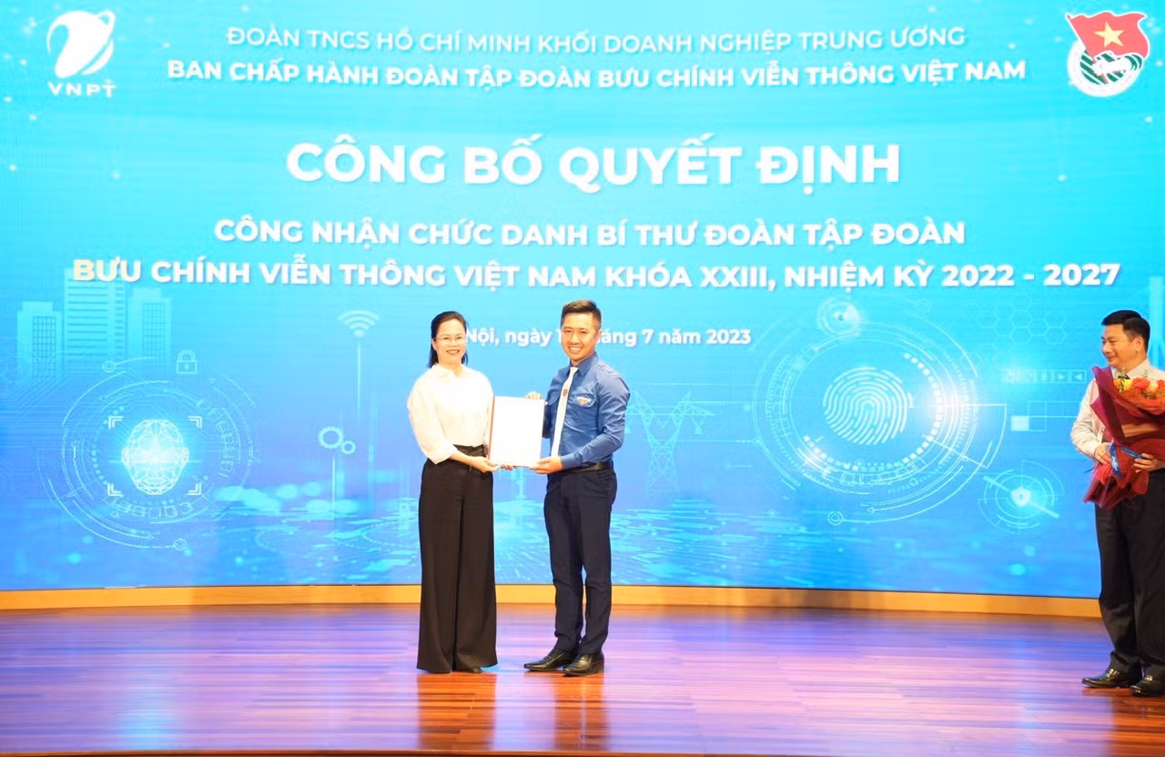 Chị Hoàng Thị Minh Thu, Bí thư Đoàn Khối Doanh nghiệp T.Ư đã trao quyết định công nhận chức danh Bí thư Đoàn Thanh niên VNPT nhiệm kỳ 2022 - 2027 cho anh Nguyễn Quang Long.