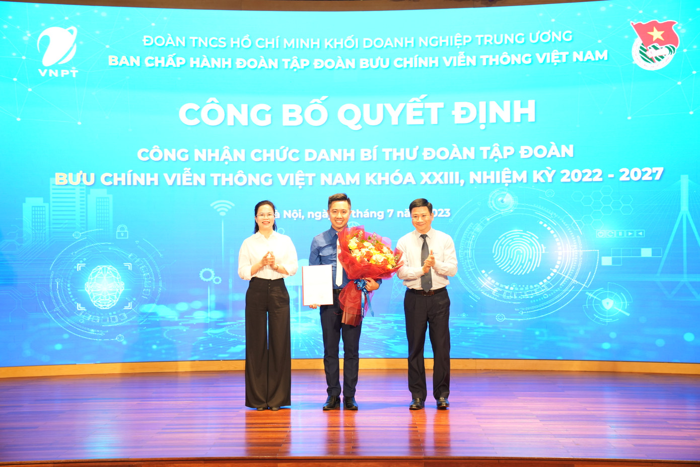 Chị Hoàng Thị Minh Thu và ông Hoàng Quốc Sơn - Phó Bí thư thường trực Đảng ủy VNPT chúc mừng anh Nguyễn Quang Long - tân Bí thư Đoàn VNPT.
