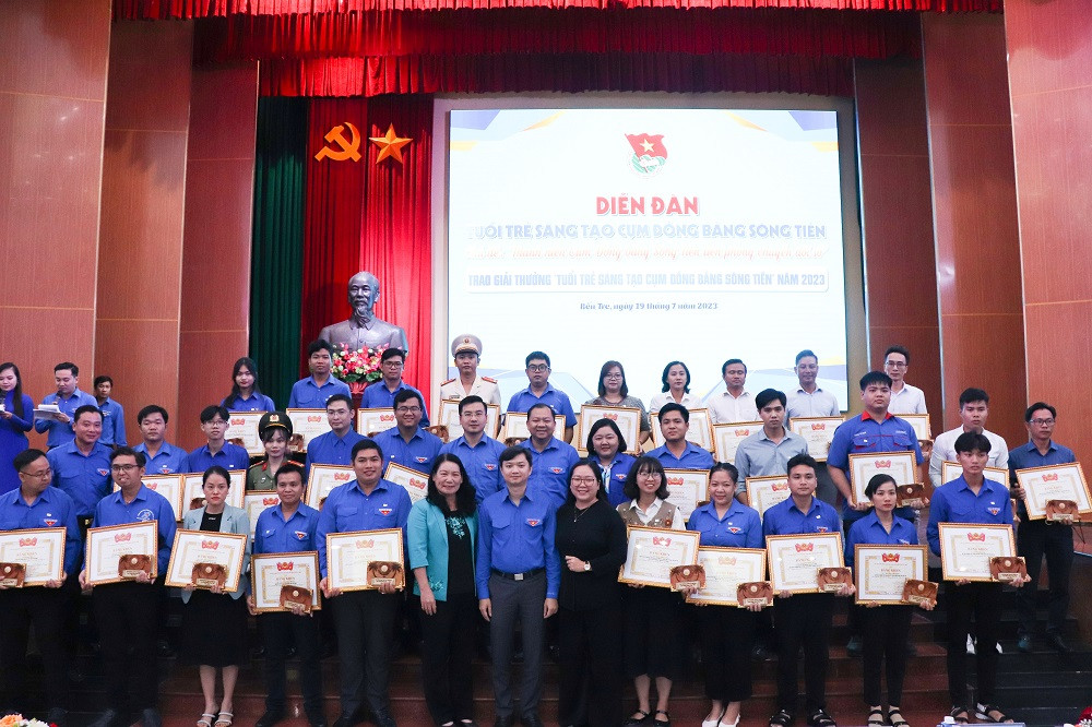 Anh Nguyễn Minh Triết, Bí thư T.Ư Đoàn, Chủ tịch T.Ư Hội SVVN trao tặng giải thưởng Tuổi trẻ Sáng tạo Cụm Đồng bằng Sông Tiền cho 30 cá nhân có thành tích xuất sắc. Anh Nguyễn Minh Triết, Bí thư T.Ư Đoàn, Chủ tịch T.Ư Hội SVVN trao tặng giải thưởng Tuổi trẻ Sáng tạo Cụm Đồng bằng Sông Tiền cho 30 cá nhân có thành tích xuất sắc.