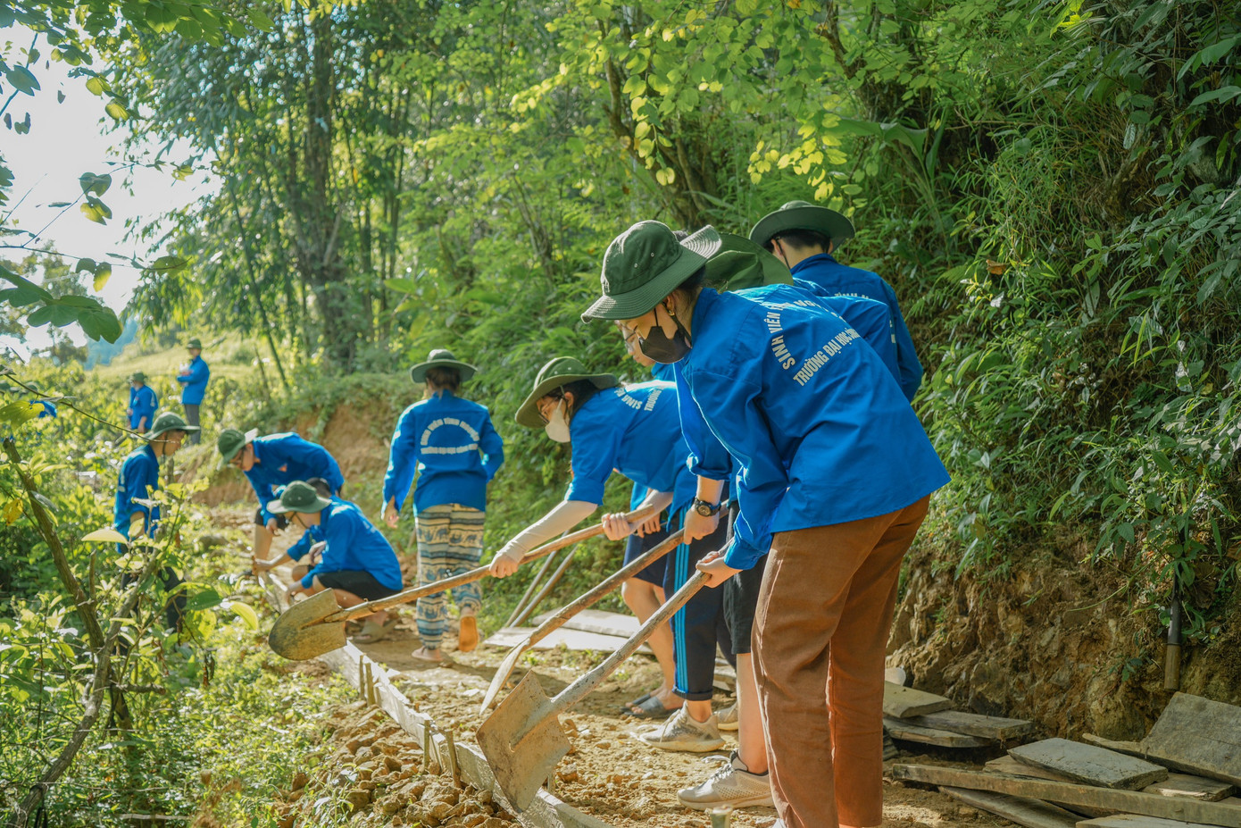 Các chiến sĩ áo xanh thanh niên tình nguyện làm công trình đường liên thôn