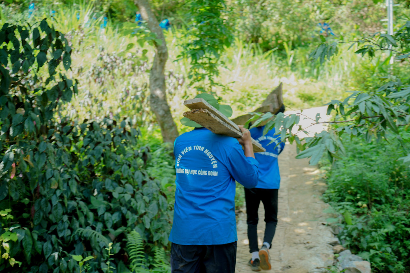 Những chiến sĩ tình nguyện Mùa hè xanh lao động hăng say thực hiện các công trình, phần việc thanh niên ý nghĩa