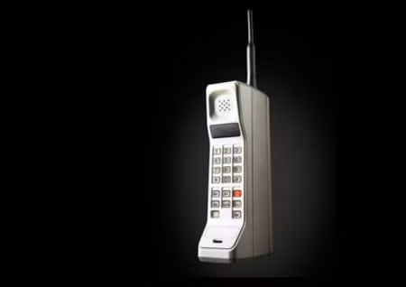 DynaTAC 8000X, mẫu điện thoại di động thương mại đầu tiên của Motorola được tung ra thị trường năm 1983