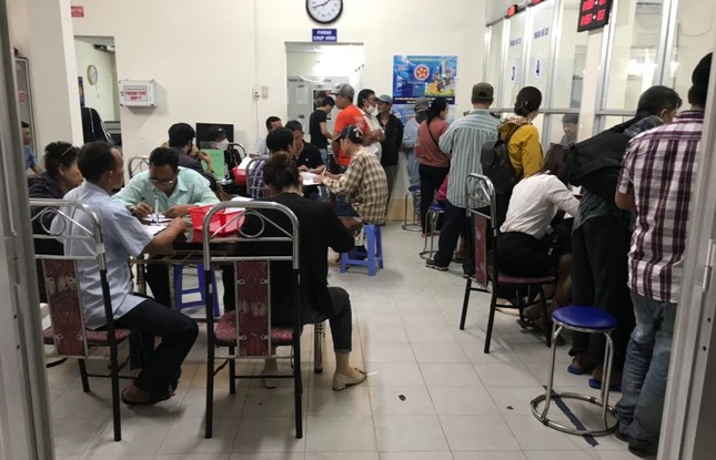 Người dân ngồi chờ làm thủ tục đổi giấy phép lái xe tại Sở GTVT Cần Thơ. Người dân ngồi chờ làm thủ tục đổi giấy phép lái xe tại Sở GTVT Cần Thơ.