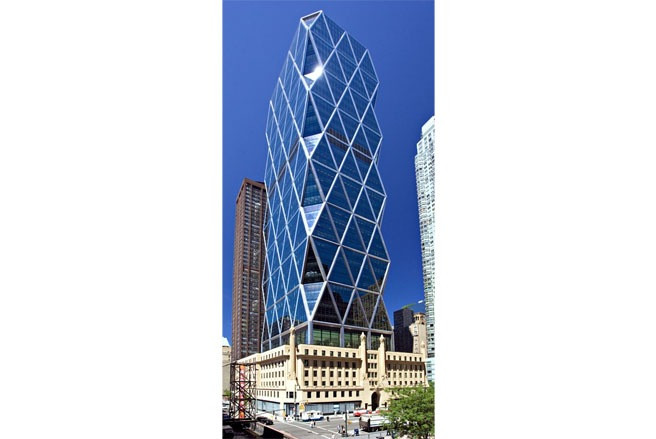 Cao ốc Hearst Tower ở khu Manhattan là tòa nhà đầu tiên ở New York được nhận chứng chỉ LEED Gold Rating về thiết kế tiết kiệm năng lượng. Đây là trụ sở của tập đoàn truyền thông Hearst Corporation