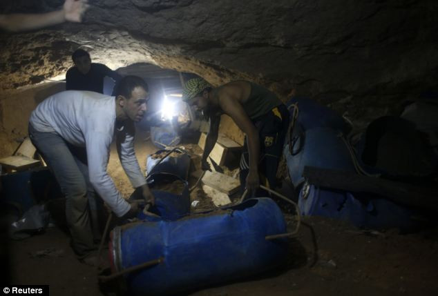 Đường hầm này được sử dụng từ năm 2007 để vận chuyển hàng hóa và vũ khí