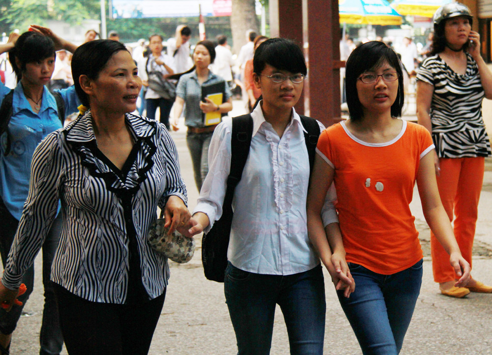 Một thí sinh được cả mẹ và chị đưa đi thi. Ảnh: Trường Phong