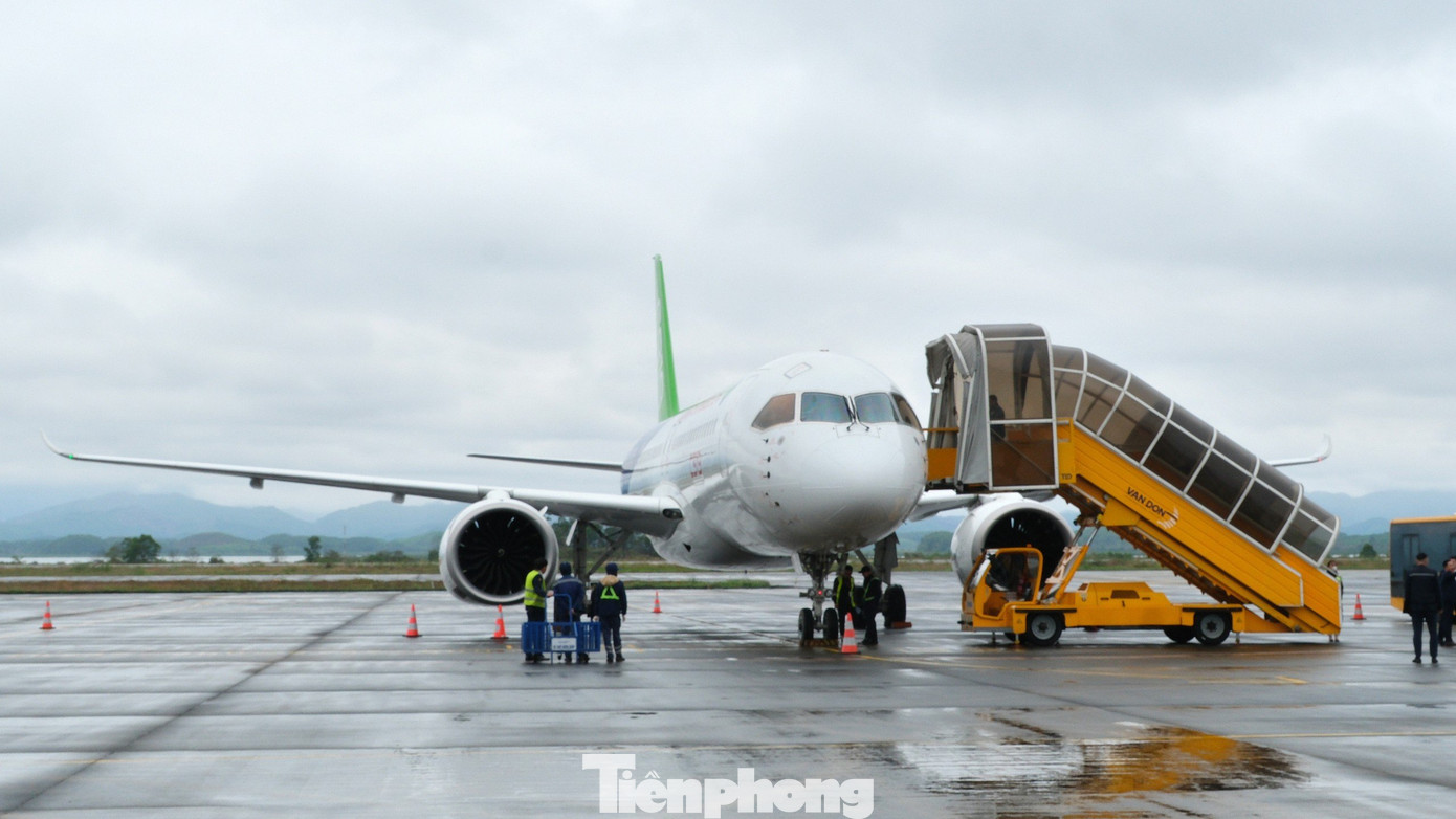 Cho đến nay, hai máy bay này đang vận chuyển khách thương mại ở các chặng nội địa Trung Quốc, Hồng Kông (Trung Quốc). Dự kiến, năm nay máy bay này sẽ được khai thác thêm ở các chặng quốc tế như từ Trung Quốc - Singapore, Philippines, Việt Nam cũng như một số nước tại châu Âu và châu Đại Dương.