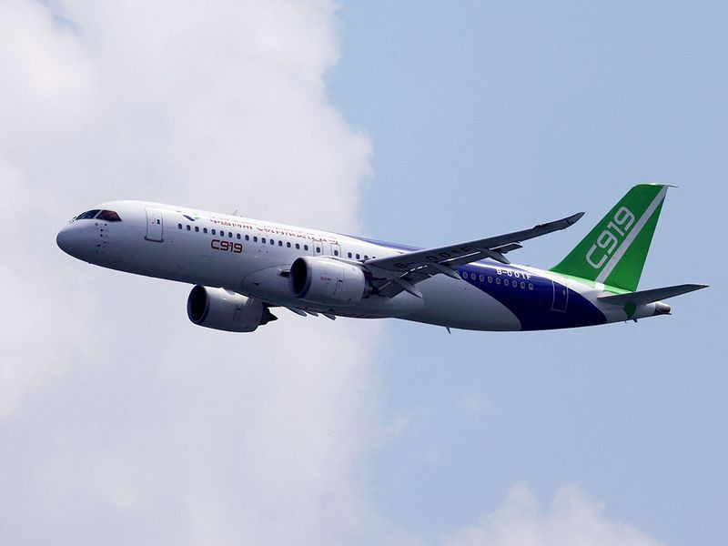 Tàu bay thân hẹp đầu tiên do nhà sản xuất Trung Quốc COMAC chế tạo xuất hiện tại buổi trình diễn.