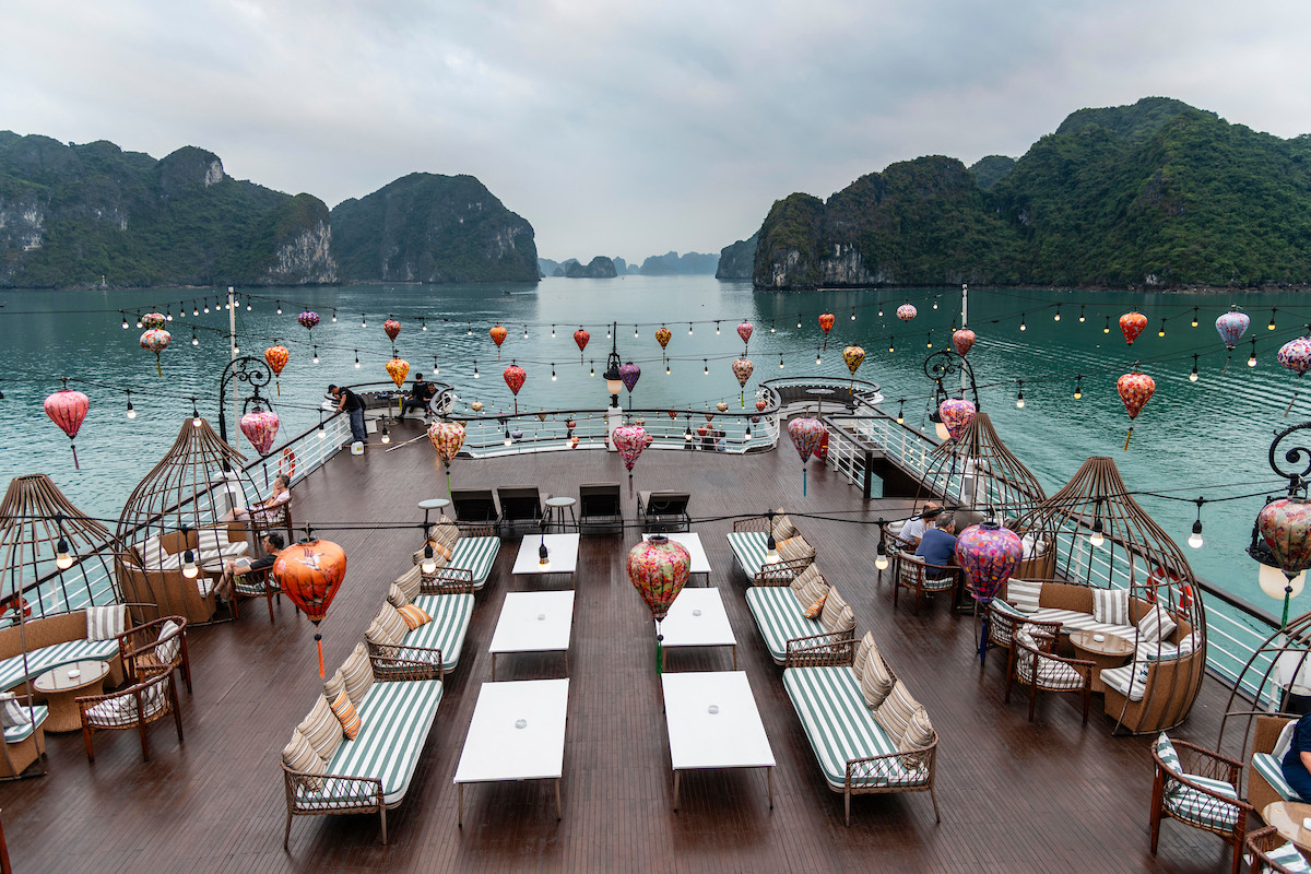 Không chỉ đơn thuần là lái xe, đoàn du lịch Rally The Globe còn khám phá nhiều nét văn hoá, danh lam thắng cảnh ở nước ta như vịnh Hạ Long, Hà Giang, Đà Lạt, Quy Nhơn, Đà Nẵng. Ảnh: Rally The Globe.